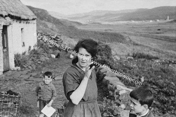 GLENCOLUMBKILLE WOMAN WITH TWO BOYS OUTSIDE COTTAGE